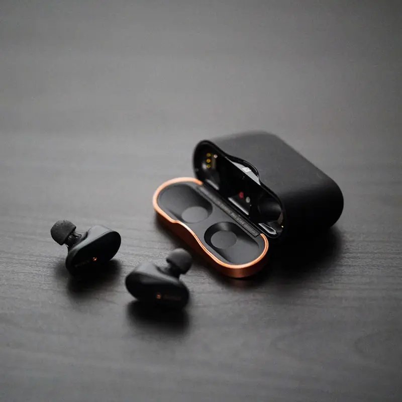 Wireless earbuds and charging case